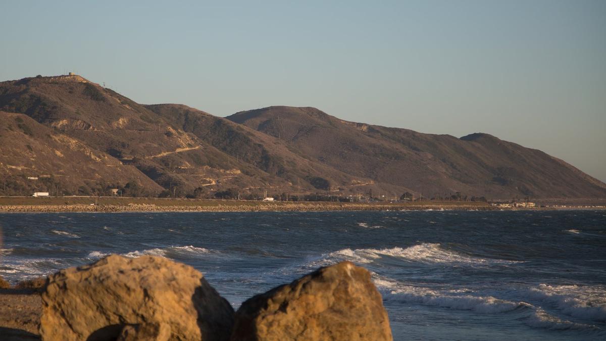 Waves breaking below dry coastal hills on the Pacific coast at Ventura, California. Photo: Tony Webster via Wikimedia Commons, CC BY 2.0 (cropped)
