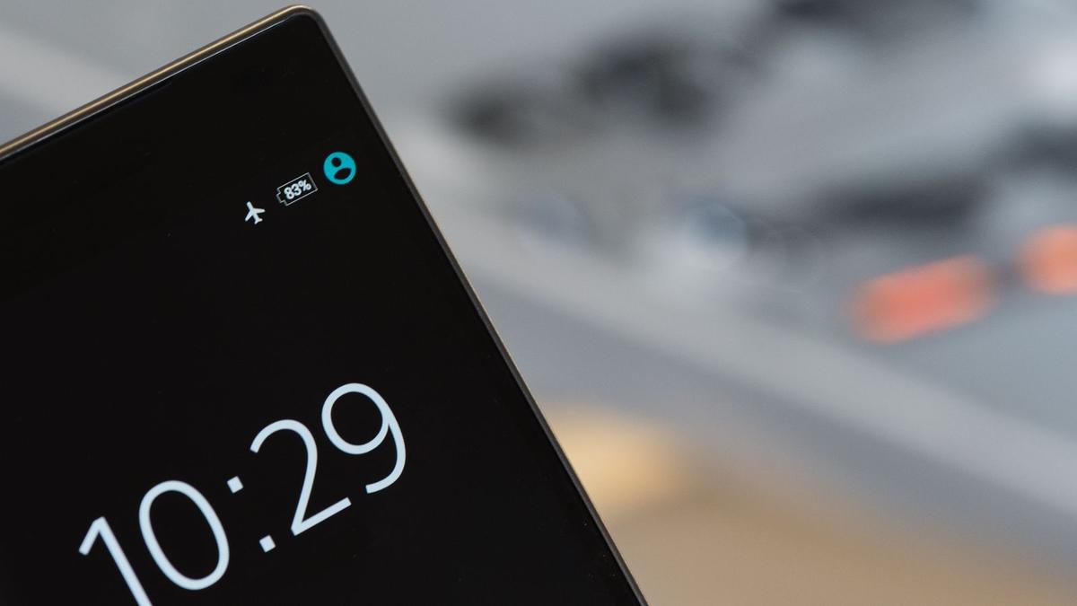 Close-up of a smartphone lock screen showing the time 10:29 against a blurred background. Photo: Skitterphoto via Wikimedia Commons, CC0
