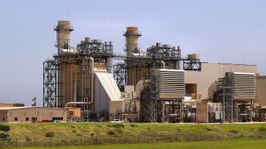 Exterior of a natural gas combined-cycle power plant in Texas with exhaust stacks and steel framing. Photo: Larry D. Moore / Wikimedia Commons, CC BY 4.0
